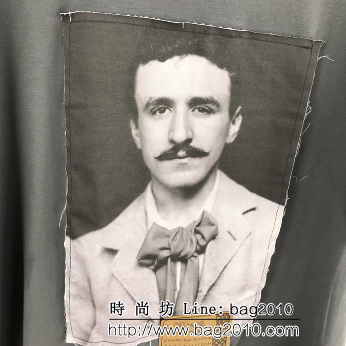 Loewe羅意威 19ss新款 耶誕節限定款 藝術家圖像貼布 灰綠色 男款短T ydi2526